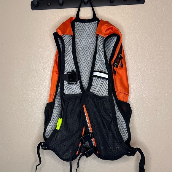 NEVO RHINO Orange/Black Hydration Backpack BLADDER & STRAW NOT INCLUDED - Picture 4 of 8